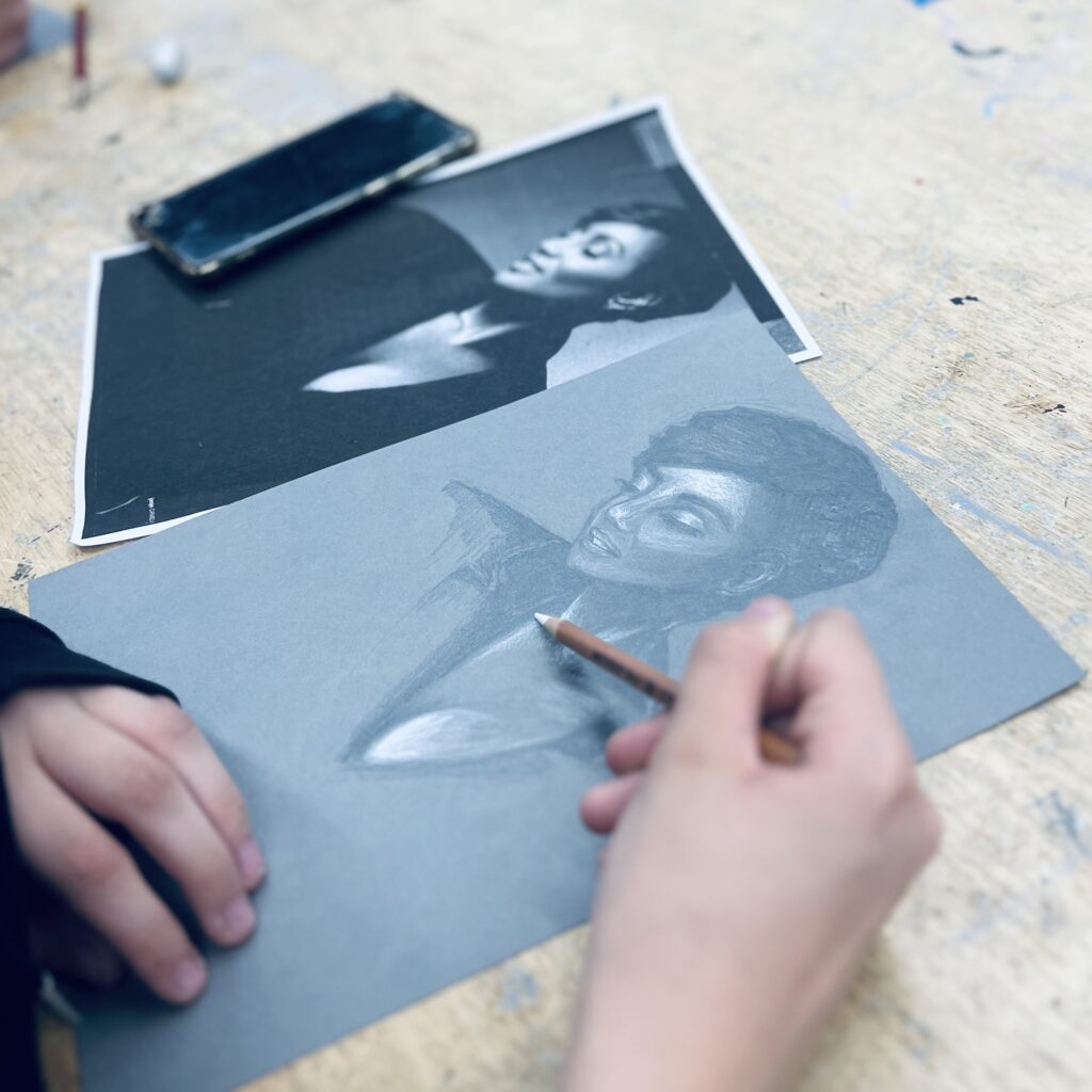 wip drawing head hands tekening tekenen cursus course workshop progress step by step white paper wit papier draw studie study of the head studie van het hoofd planes vlakken Zoetermeer colored paper toned papier CKC sketch schetsen colored paper portrait portret drawing gekleurd midden toon midtone grijswaarden 